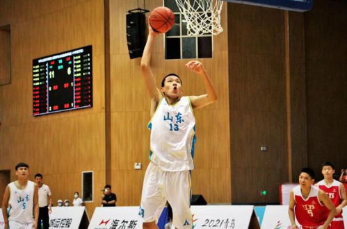 杨瀚森在训练中