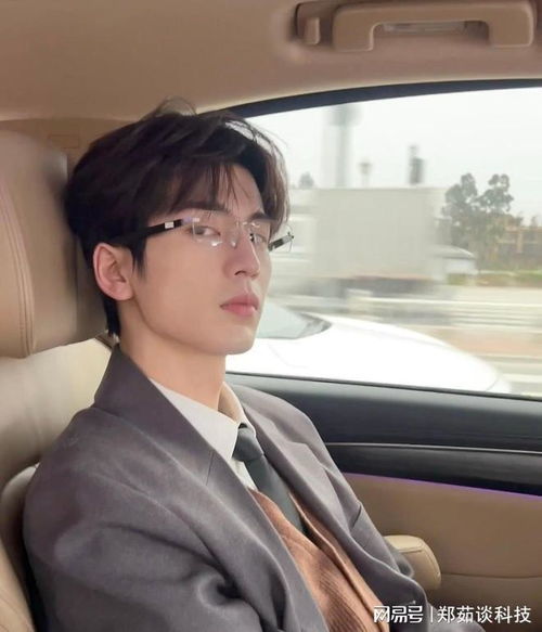 张凌赫与同事们合影