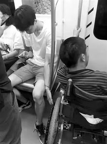 副县长满身泥泞席地而坐，背后的故事让人心疼又敬佩