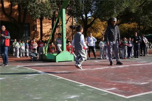 小女孩在阳光下开心奔跑