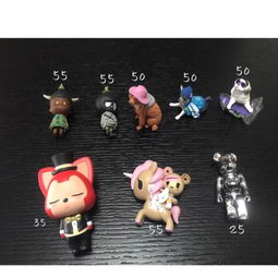 粉色Labubu玩具摆放在书桌上