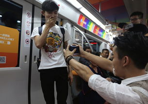 腾讯热搜｜两男子地铁穿病号服绿巨人装互拍引发恐慌，官方通报细节曝光！