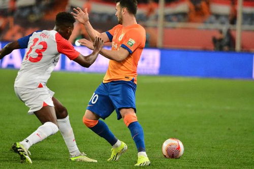 山东泰山队员奋力拼抢