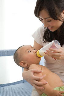 妈妈正在给宝宝喂奶