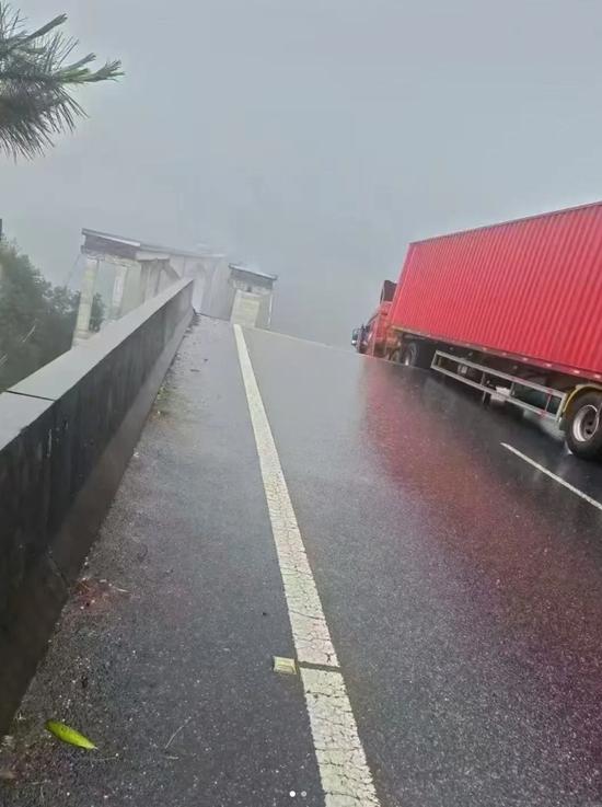厦蓉高速桥垮塌 我亲历车头悬空生死瞬间