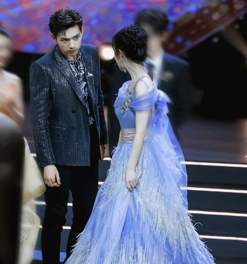 杨紫与刘诗诗一同领奖