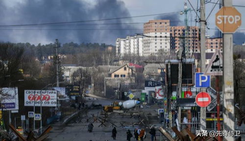 乌克兰基辅街头民众抬头望向被击落的无人机残骸