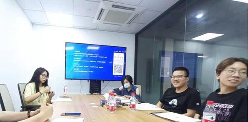 跨境电商团队正在开会讨论策略