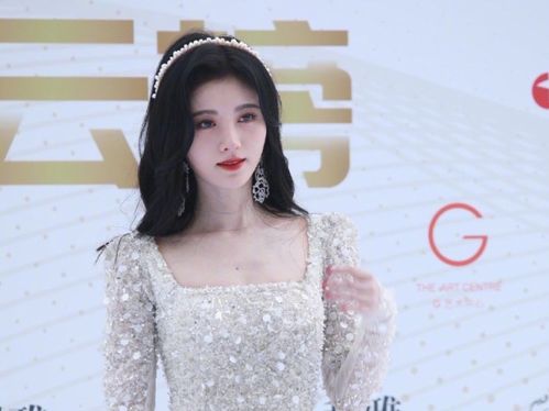 鞠婧祎在红毯上的精致妆容与造型