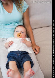 母亲与孩子一起阅读绘本