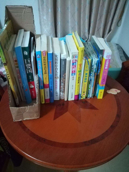 堆满整理好的圆珠笔箱子