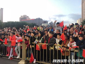 群众齐唱国歌<p>有人热泪盈眶，有人紧握拳头，更多人则是眼含热泪，声音哽咽却依然坚持唱完每一个字。那一刻，我感受到了一种前所未有的归属感和自豪感。</p><p style=