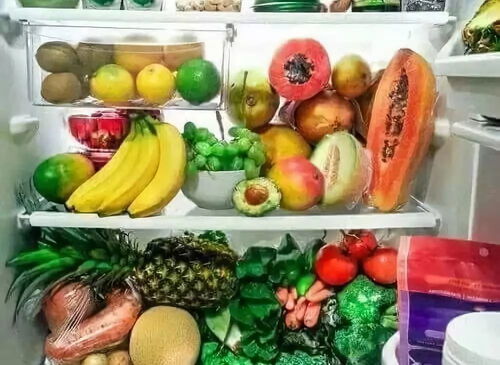 多种水果放在冰箱中的摆放图