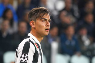 苏超球员举着标语牌为榕江加油