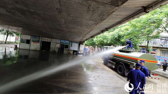 暴雨过后咸丰街道清理工作的现场