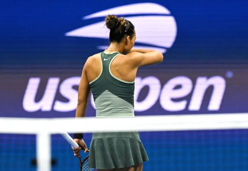 郑钦文在温网比赛中挥拍