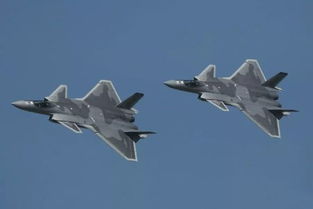 多架歼-20战机整齐列队停放在机场跑道旁