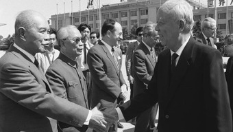 佩通坦与外国使节合影