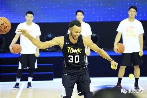 周杰伦在武汉网球赛场边鼓掌