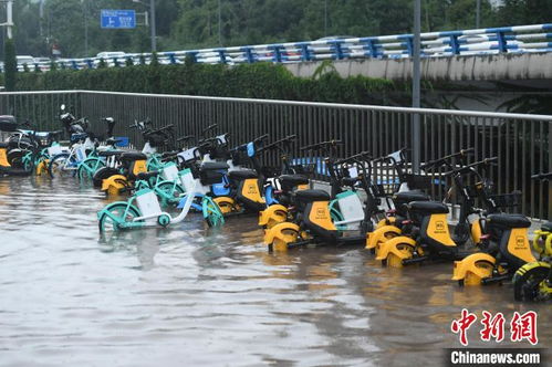 游客玩大摆锤突遇暴雨，惊险瞬间引发热议！