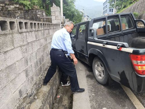 自驾游客帮助被困车辆脱困