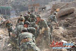 救援人员正在抢险救灾