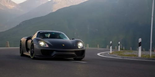 牟倩文在保时捷展会上与客户亲切交谈