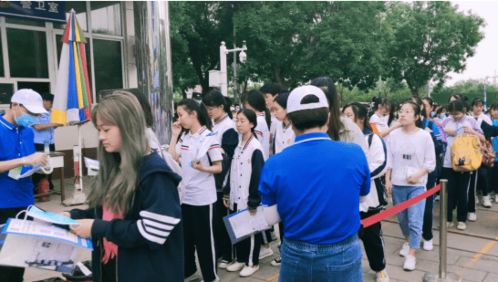 考场外人群聚集讨论作弊事件