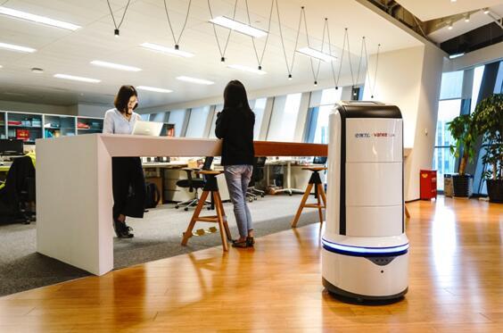 机器人在办公楼中送咖啡的场景