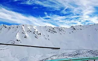 独库公路上空飘落的大雪