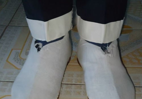 一双经过DIY改造的旧鞋