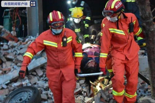 消防员在咸丰街头进行抢险救援