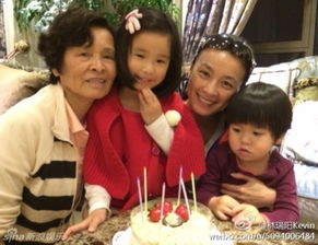 孙俪邓超与女儿全家福