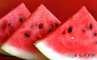 保鲜膜包裹的西瓜内部有水汽