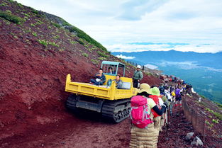 登山者在陡峭山路上行走