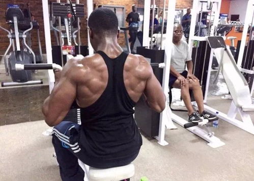 雷军在健身房锻炼身体