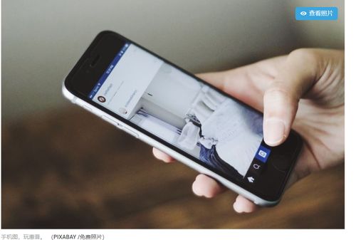 印尼街头使用中国手机的顾客