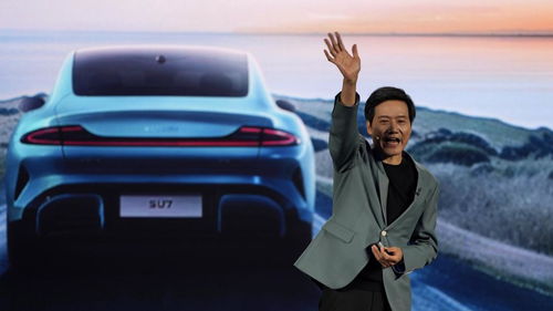 小米创始人雷军站在新车旁微笑