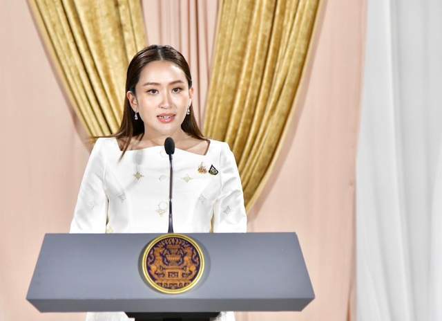 佩通坦与家人在一起的照片