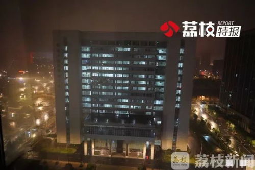 夜晚灯火通明的实验室内部景象