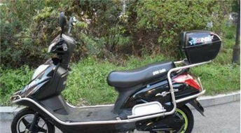 一辆新款小型电动车停在路边