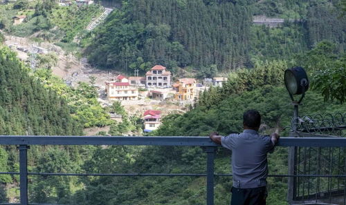 悲伤的家属站在山脚