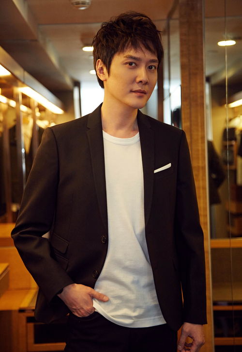 王青站在会议桌前微笑