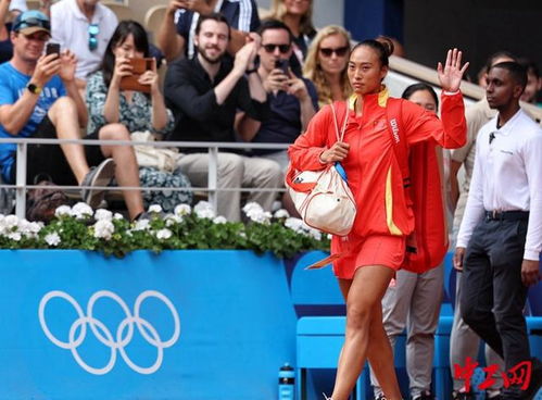 郑钦文向观众挥手致意