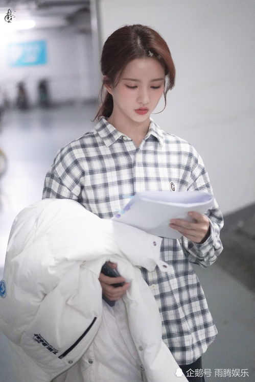 鞠婧祎在剧组认真研读剧本的现场照片