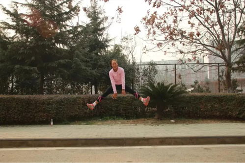 郑钦文在草地上挥拍练习