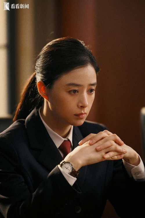 洪亮手持U盘的紧张画面