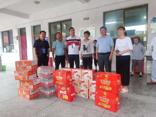 女性志愿者在安置点照顾老人小孩