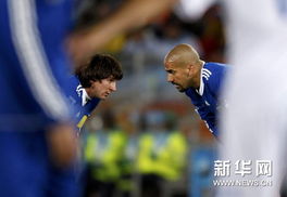 梅西在比赛中与队友交流