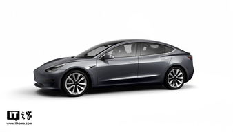 特斯拉电动汽车在停车场的全景照片